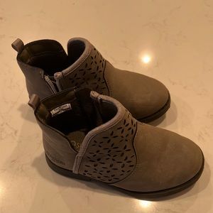 Toddler size 9 booties